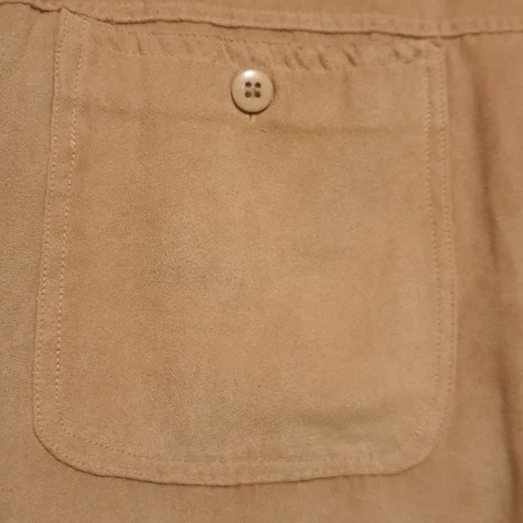Soft Button-Up Shirt in Tan Classic vintage Classic with a comfortable loose fit - Picture 6 of 7